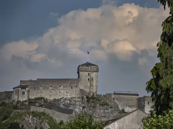 Fort Castle Pozadí Modré Oblohy Lourdes Pyreneje Francie — Stock fotografie