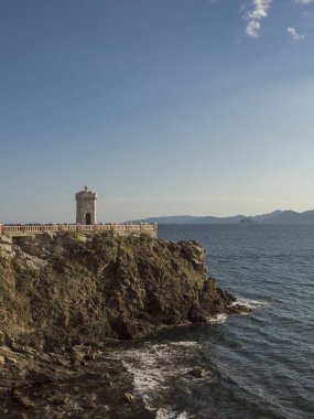 Piombino, İtalya bir yaz öğleden sonra Rocchetta Lighthause