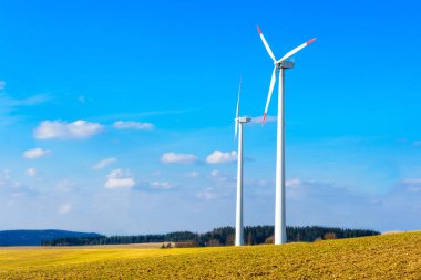 Enerji santralleri Çek Cumhuriyeti'nde yeşil enerji kaynağı olarak rüzgar. Türbin yeşil enerji elektrik teknoloji kavramı. Yenilenebilir rüzgar enerjisi. Bir rüzgar çiftliği rüzgar türbinleri ile elektrik üretimi. Sürdürülebilir enerji
