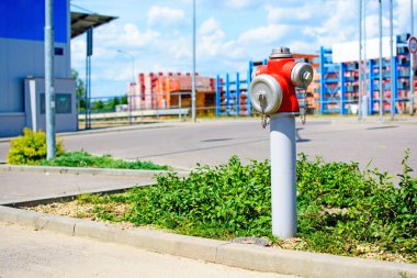 Kırmızı üstü yangın hidrant şehir merkezinde. İtfaiyeciler için yangın su kaynağıdır. Acil su kaynağı olağanüstü olay için.
