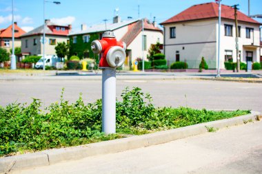 Kırmızı üstü yangın hidrant şehir merkezinde. İtfaiyeciler için yangın su kaynağıdır. Acil su kaynağı olağanüstü olay için.