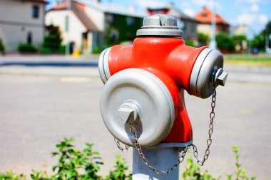 Kırmızı üstü yangın hidrant şehir merkezinde. İtfaiyeciler için yangın su kaynağıdır. Acil su kaynağı olağanüstü olay için.
