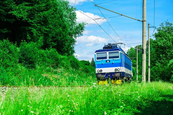 Una Locomotora Eléctrica Azul Que Pasa Por Campo Checo Tren — Foto de Stock