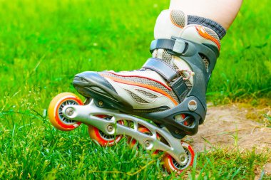 Yeşil çim closeup inline paten. In-line paten