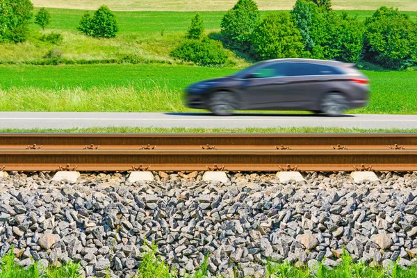 Yol Boyunca Hızlı Hareket Eden Bir Arabanın Demiryolu Parça Gider Telifsiz Stok Fotoğraflar