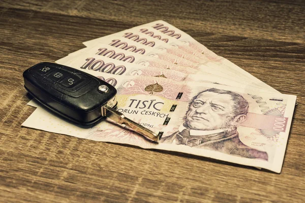 Arabanın Anahtarlarını Banknot Olarak Satın Alma Veya Bir Araba Kiralamak — Stok fotoğraf