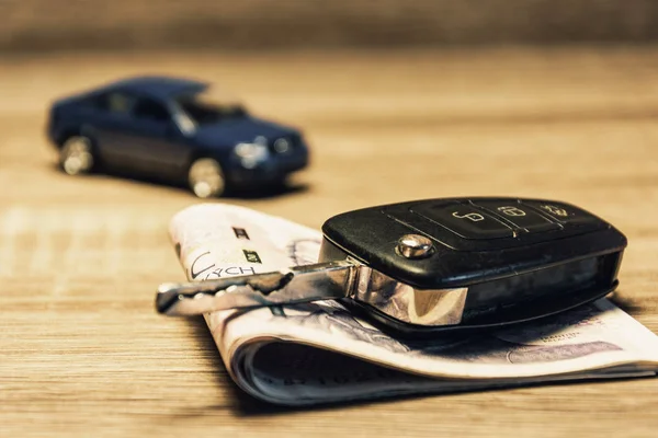 Arabanın Anahtarlarını Banknot Araba Modeli Olarak Satın Alma Veya Bir — Stok fotoğraf