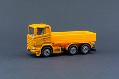 Diorama yol yapımı sarı inşaat makinaları modelleri ile