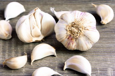 Ahşap bir kesme tahtasında sarımsak ve sarımsak karanfil