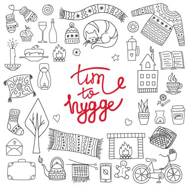 Hygge vakti. Elle çizilmiş doodle simgeler kümesi. Vektör resmi yazı ile tebrik kartı için ve mumlar, çorap, büyük boy halı, çay, şömine gibi rahat ev şeyler. Danimarka yaşam kavramı. 