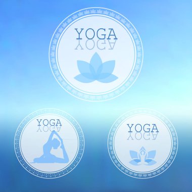 Vektör yoga çizim. Yoga stüdyosu Denizi üzerinde arka plan bulanık. Yoga sınıfı. Yoga etiket. Yoga lotus logosunu görmeniz gerekir. Fitness Merkezi. Poster için yoga sınıf Deniz Manzaralı