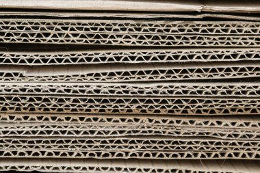 Bir yığın kalın kıvrımlı karton çarşaf yakın plan. Arkaplan.