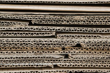 Kapalı çekimde açılmış karton kutular yığını. Arkaplan.