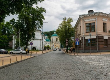 Kyiv, Ukrayna - 22 Haziran 2025: Bulutlu bir günde Kyiv 'deki Pokrovska Caddesi manzarası