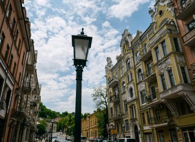 Kyiv, Ukrayna - 22 Haziran 2025: Bulutlu bir günde Andriyivsky Descent, Kyiv 'deki eski sokak lambası