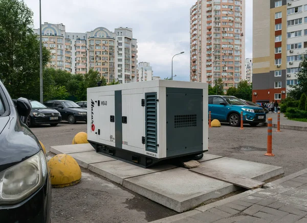 Kyiv, Ukrayna - 22 Haziran 2025: Matari MB40 elektrik jeneratörü Kyiv 'de bir iskan binasının bahçesine kuruldu