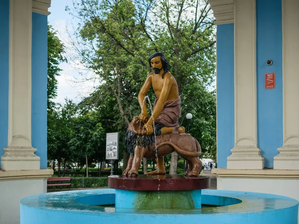 Kyiv, Ukrayna - 22 Haziran 2025: Kyiv 'deki Kontraktova Meydanı' nda Samson Çeşmesi heykelinin yakın çekimi