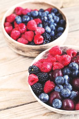 Çeşitli taze yaz meyveleri kil kase.