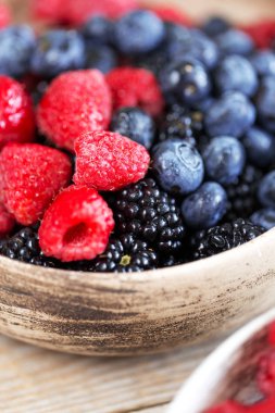 Makro çeşitli meyveler su damlaları ile kaplı..