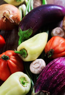 Natürmort karanlıkta yumurta plat, domates ile kompozisyon sesleri. biber ve mantar.