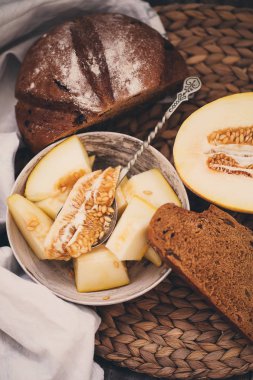 Rustik bileşiminde kavun dilimli düz yatıyordu kavramı.