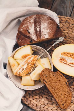 Rustik bileşiminde kavun dilimli düz yatıyordu kavramı.