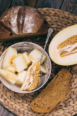 Rustik bileşiminde kavun dilimli düz yatıyordu kavramı.