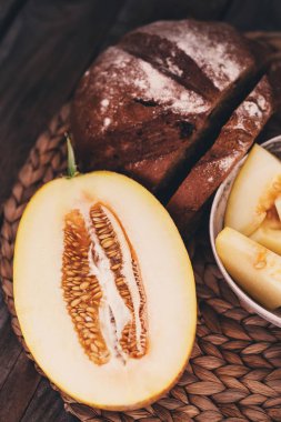 Rustik bileşiminde kavun dilimli düz yatıyordu kavramı.