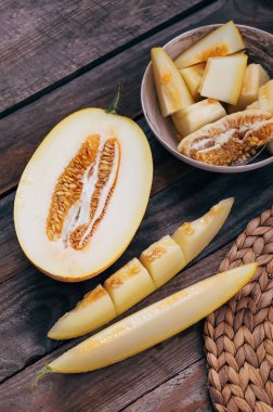 Rustik bileşiminde kavun dilimli düz yatıyordu kavramı.