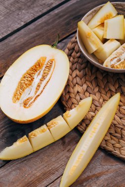 Rustik bileşiminde kavun dilimli düz yatıyordu kavramı.