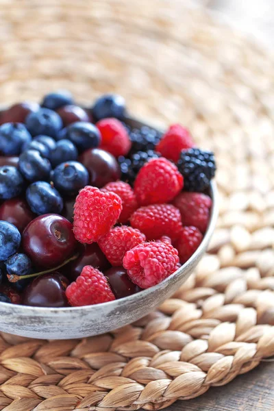 Çeşitli taze yaz meyveleri kil kase.