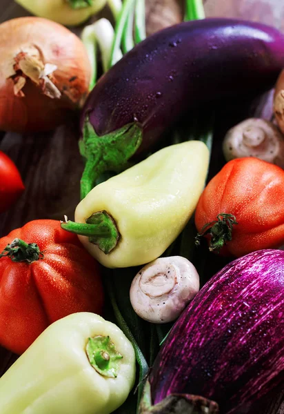 Natürmort karanlıkta yumurta plat, domates ile kompozisyon sesleri. biber ve mantar.