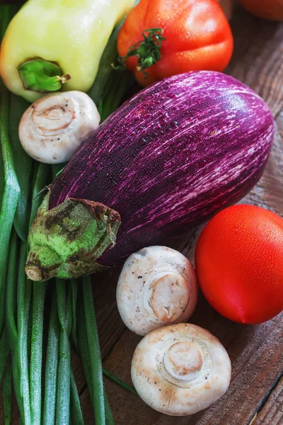 Natürmort karanlıkta yumurta plat, domates ile kompozisyon sesleri. biber ve mantar.