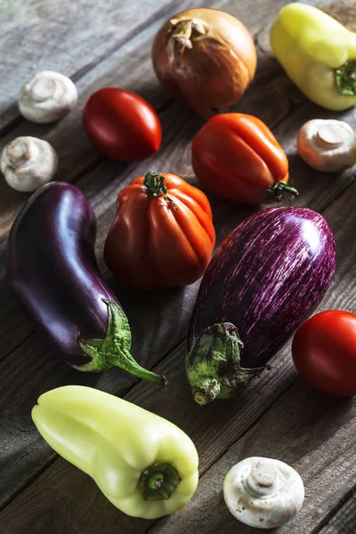 Natürmort karanlıkta yumurta plat, domates ile kompozisyon sesleri. biber ve mantar.