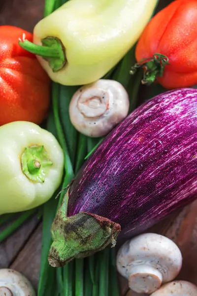 Natürmort karanlıkta yumurta plat, domates ile kompozisyon sesleri. biber ve mantar.