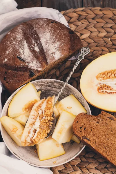 Rustik bileşiminde kavun dilimli düz yatıyordu kavramı.