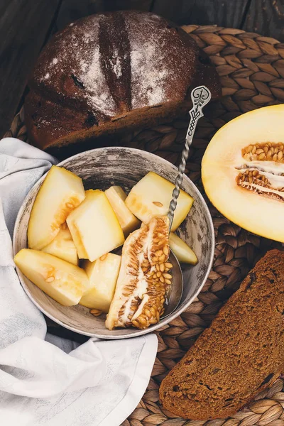 Rustik bileşiminde kavun dilimli düz yatıyordu kavramı.