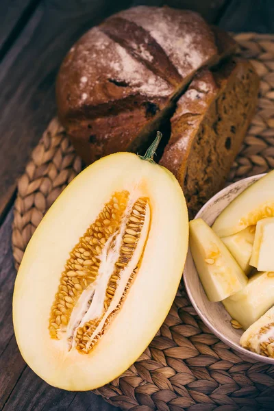 Rustik bileşiminde kavun dilimli düz yatıyordu kavramı.