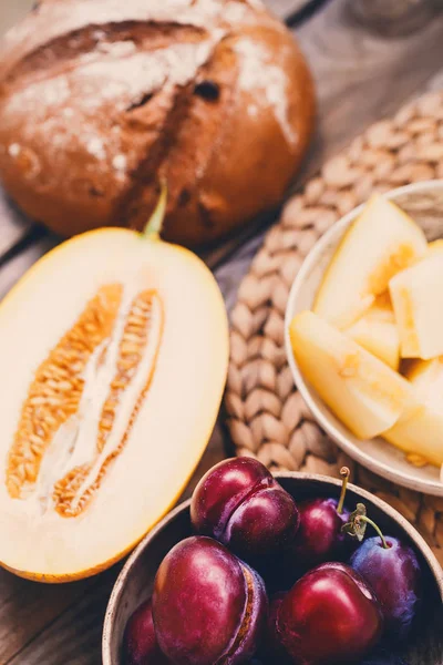 Rustik bileşiminde kavun dilimli düz yatıyordu kavramı.