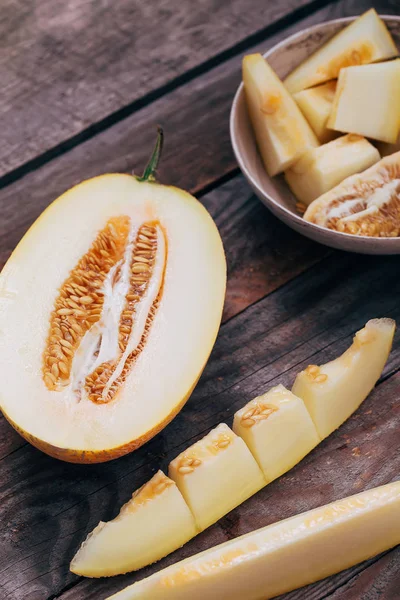 Rustik bileşiminde kavun dilimli düz yatıyordu kavramı.