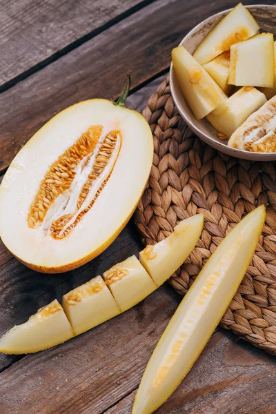 Rustik bileşiminde kavun dilimli düz yatıyordu kavramı.