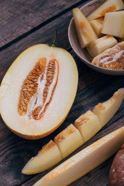 Rustik bileşiminde kavun dilimli düz yatıyordu kavramı.