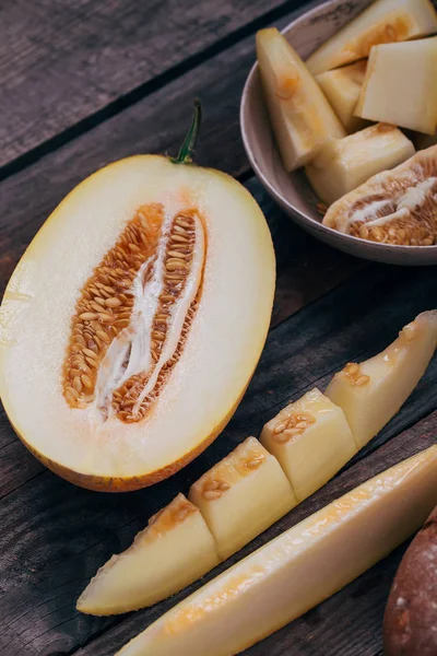 Rustik bileşiminde kavun dilimli düz yatıyordu kavramı.