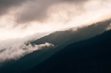 Güzel huzurlu Georgia dağlar yaz günü manzara.