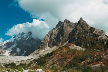 Doğa manzaralı huzurlu güneşli gün dağ manzarası.