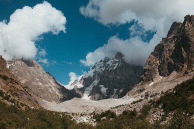 Doğa manzaralı huzurlu güneşli gün dağ manzarası.