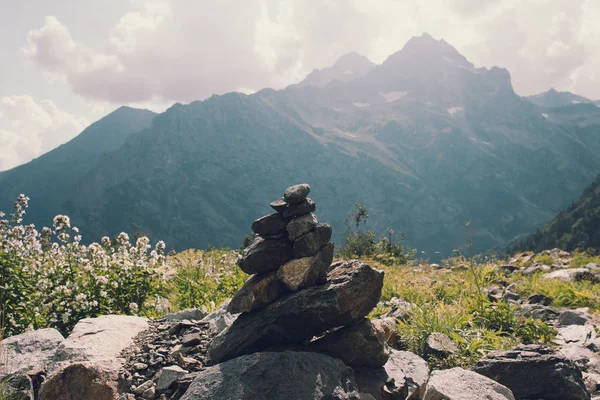 Dağ bölgesinde taş yığını.