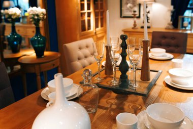 Fashinable yemek masası yakından şamdanlar ve beyaz Çin ile.