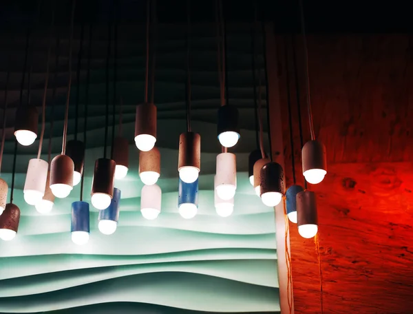 Çatı iç sanat alanında dokulu duvar arka plan beton minimalist avizeler.