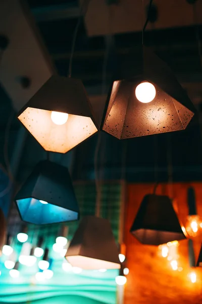 Loft tarzı iç çağdaş tasarlanmış avizeler rahat ışık.